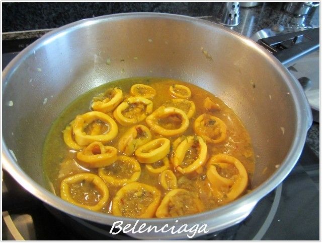 Guiso de pasta y calamares.