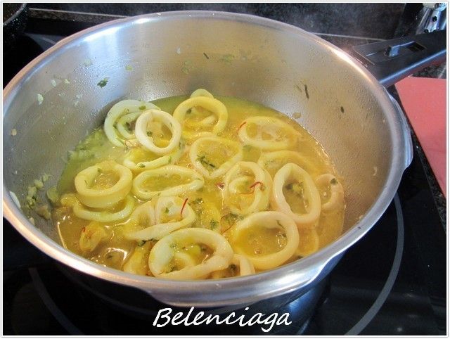 Guiso de pasta y calamares.