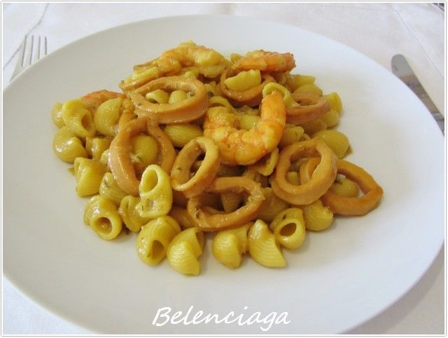 Guiso de pasta y calamares.