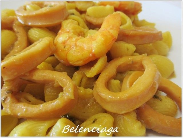 Guiso de pasta y calamares.