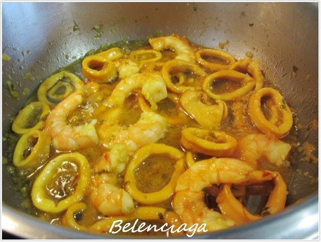 Guiso de pasta y calamares.