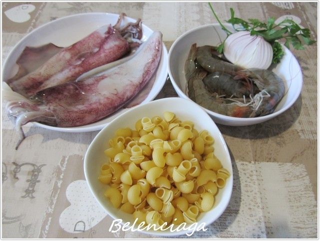 Guiso de pasta y calamares.