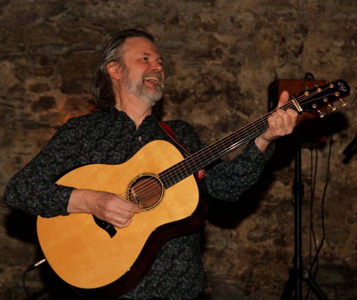 Beppe Gambetta, ein ganz Großer der Akustik-Gitarren-Szene faszinierte im  Veitshöchheimer Bacchuskeller mit Canzoni - Italienische Poesie in Liedern  - Veitshöchheim News