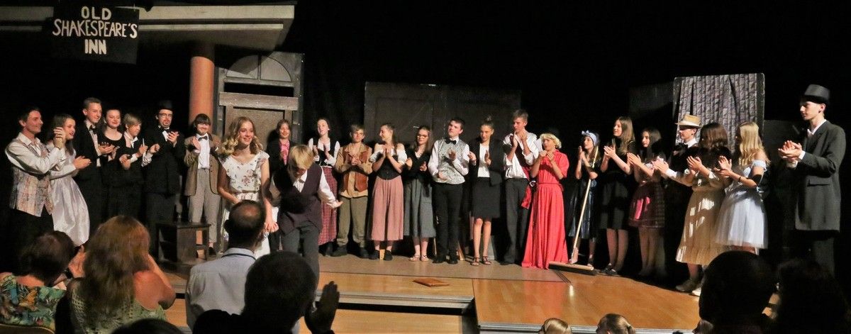 Riesenapplaus für eine grandiose Leistung der Theaterschaffenden der Mittelstufe des Gymnasiums - Fotos (c) Dieter Gürz Veitshöchheim