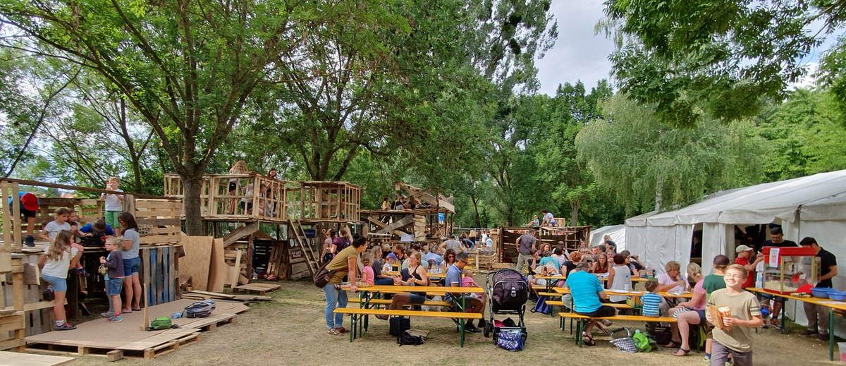 Abenteuer beim Hüttenbau, Spaß, gute Laune, Zeit mit Freunden, lecker Essen, Basteln und Spiele, dies alles gab's zu Hauf für die 200 Kinder im Alter zwischen sechs und 13 Jahre, die in dieser Woche von Montag bis Freitag den Abenteuerspielplatz Holznagelhausen auf der Wiese nördlich des Mainstegs besuchten. Ideal waren die Wetterbedingungen, nicht zu heiß und kein Regen wärend der Öffnungszeiten. Krönender Abschluss der ersten Woche war nun am Freitagabend ein von der Gemeindejugendpflege zusammen mit der Elterninitiative und dem SPD-Ortsverein organisiertes Fest, bei dem gleich drei Jubiläen gefeiert wurden: 40 Jahre Ferienprogramm, 35 Jahre Abenteuerspielplatz und 25 Jahre Elterninitiative. Viele Eltern waren gekommen, um die originellen Bauwerke ihrer Kinder zu bestaunen.