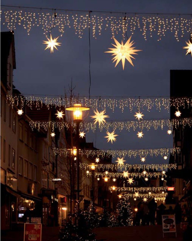 Ein Lichtvorhang quer zur Straße mit Sternen: So soll laut Gemeinderat  künftig die Weihnachtsbeleuchtung im Ortszentrum in der Kirchstraße  aussehen - Veitshöchheim News