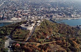 Au pied de cette colline (premier plan) qui accueillait du temps des Celtes, un oppidum important, s'est développé la ville de Budapest (capitale de la Hongrie)