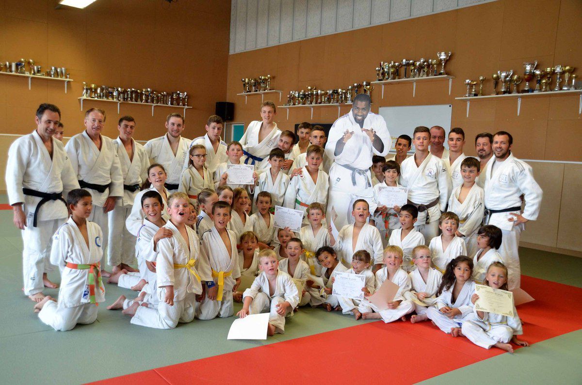 Les judokas ont rangé les kimonos au vestiaire. 