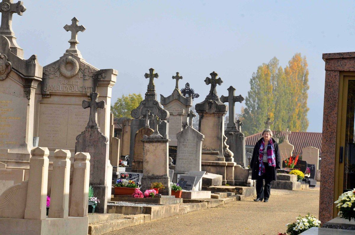 Une visite au cimetière.