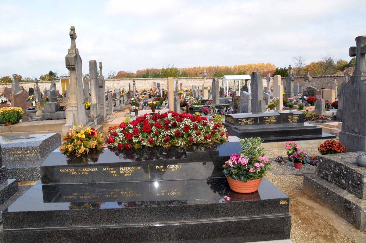 Une visite au cimetière.