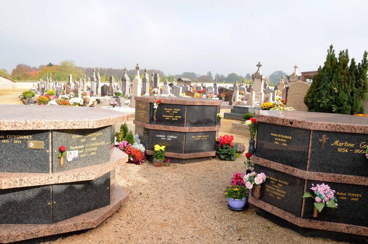 Une visite au cimetière.