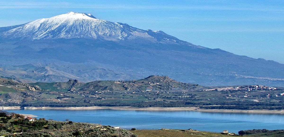 Una veduta dell'Etna innevato