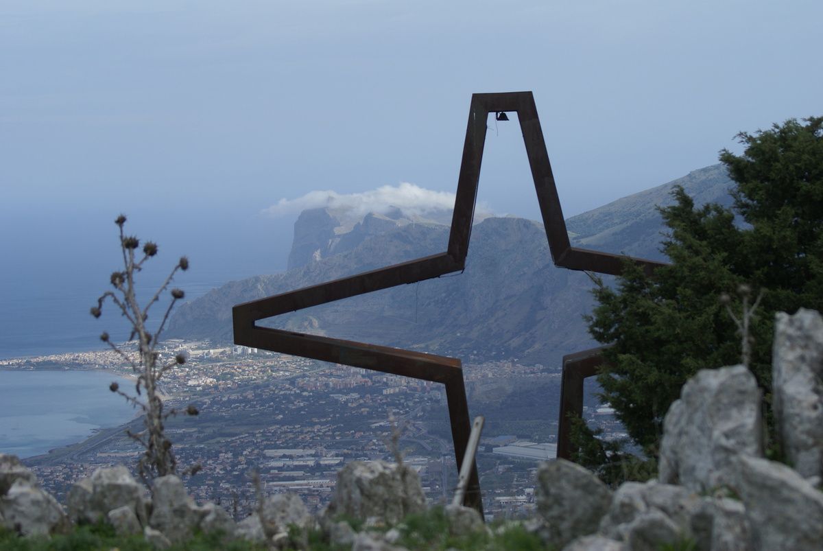 La croce su Montagna Longa che ricorda il disastro aereo del 5 maggio 1972