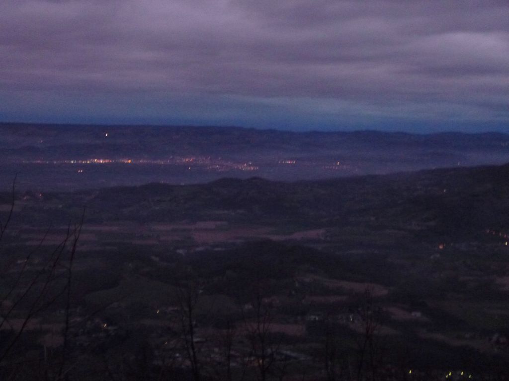 La nuit tombe lorsqu'on redescend en voiture du Col de la machine ... 