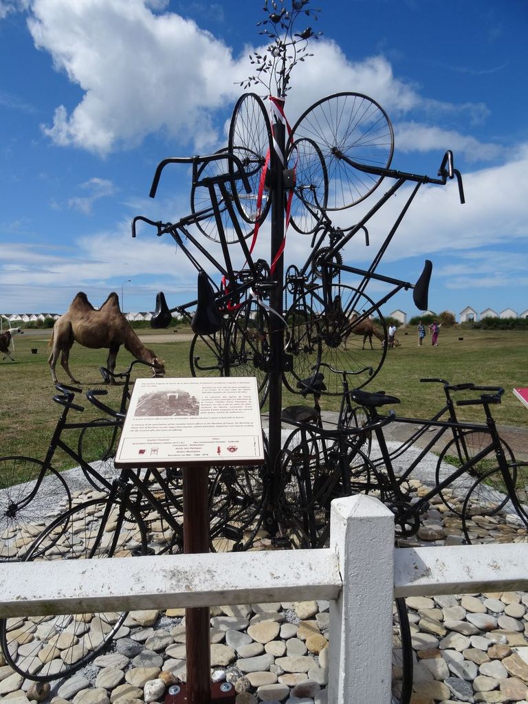 Un monument en souvenir d'une section canadienne qui utilisait des vélos ... pas des chameaux !!! 