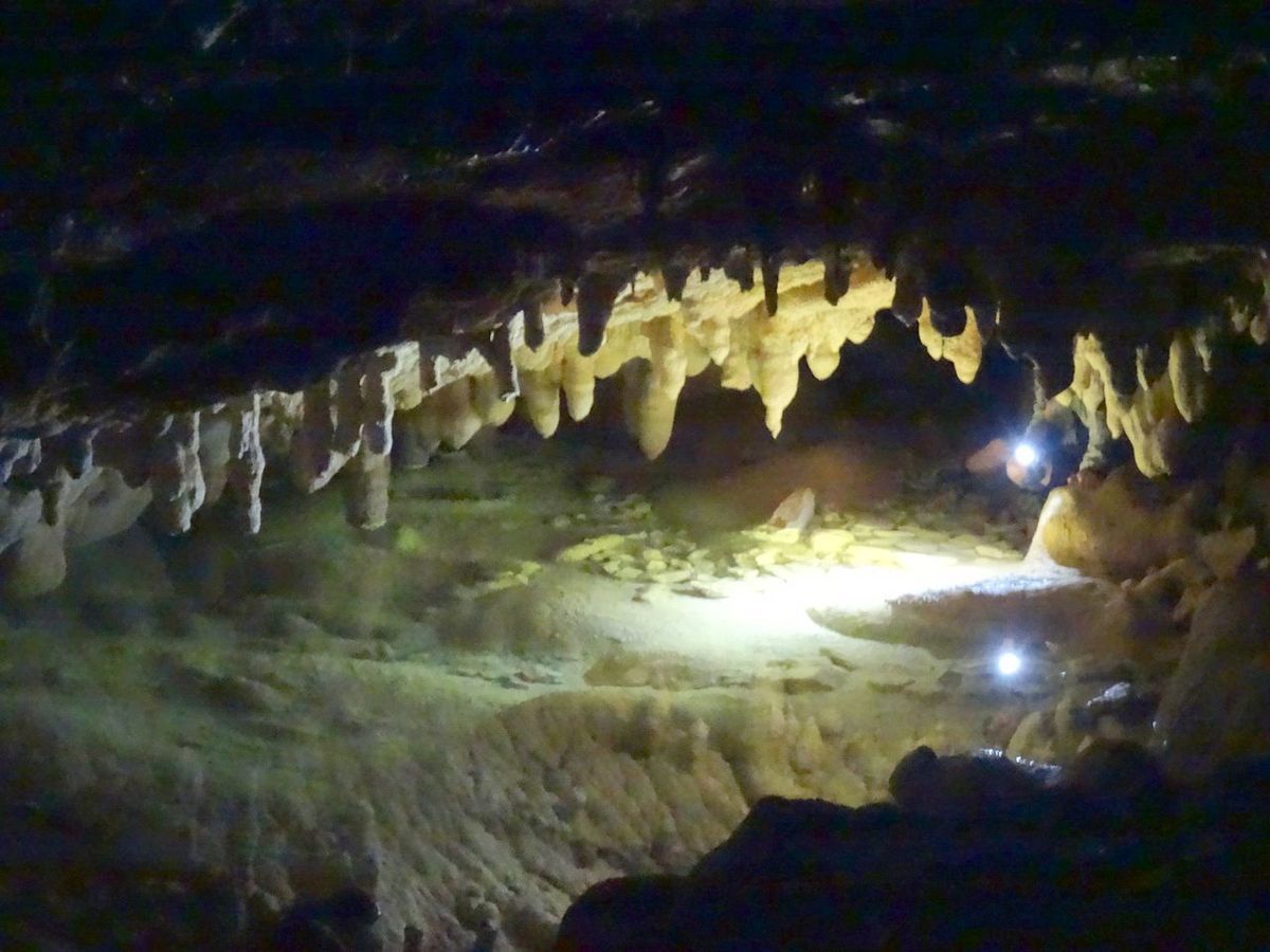 Une petite grotte mystérieuse 
