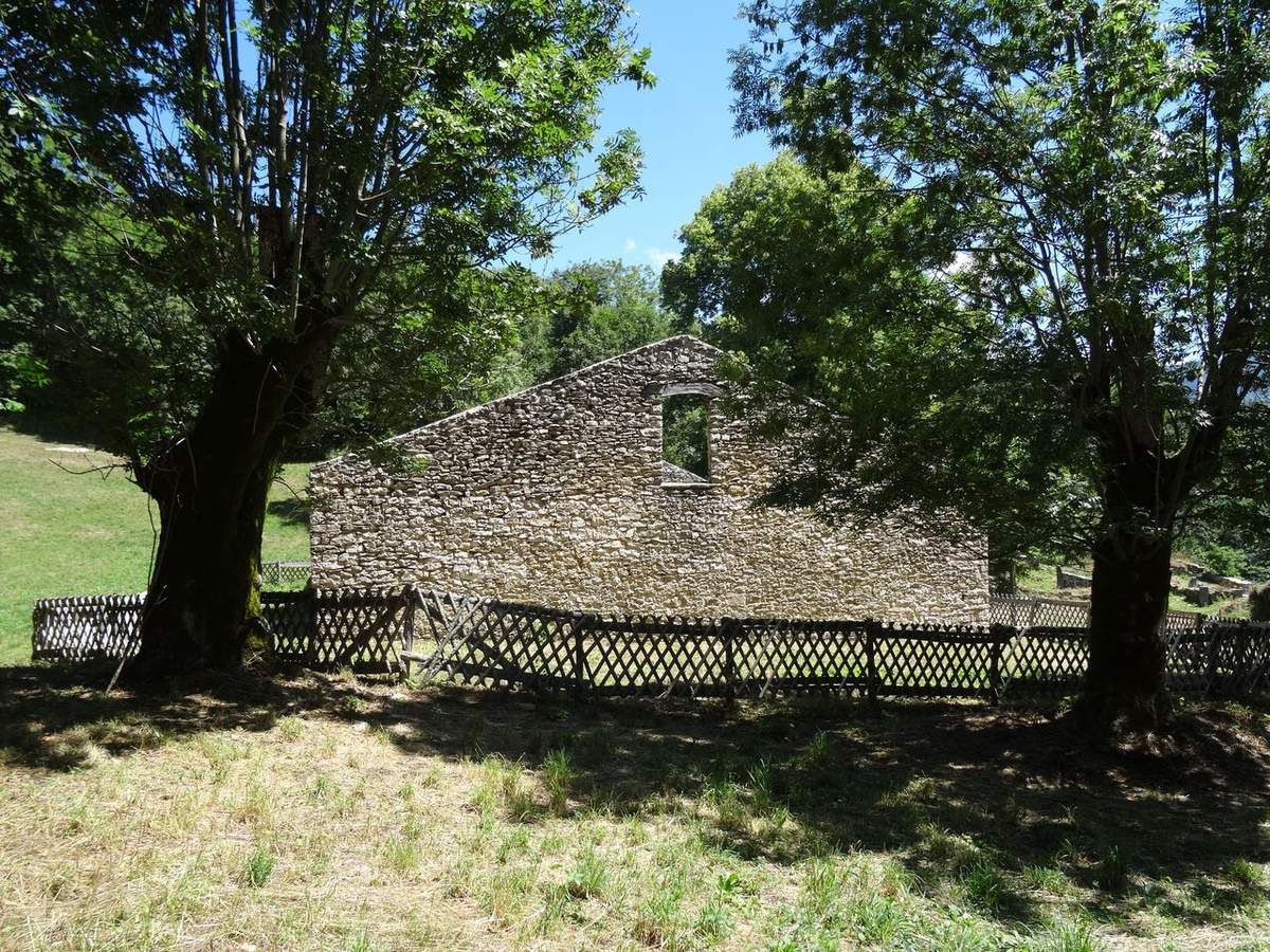 Une petite grotte mystérieuse 
