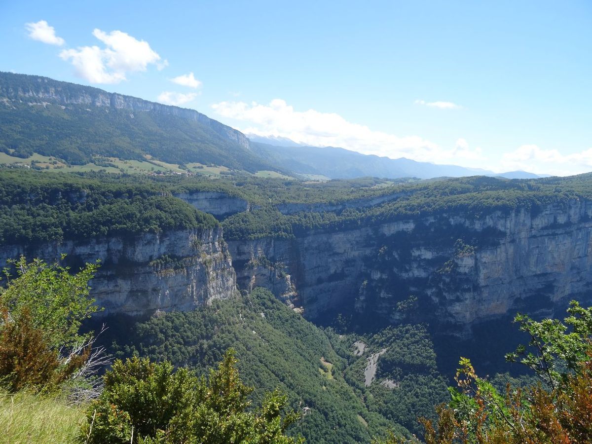 Une petite grotte mystérieuse 