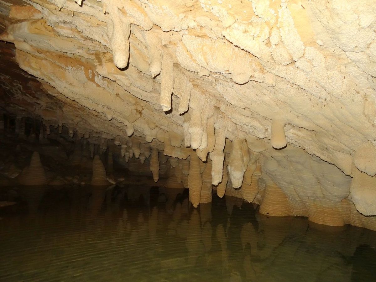 Une petite grotte mystérieuse 