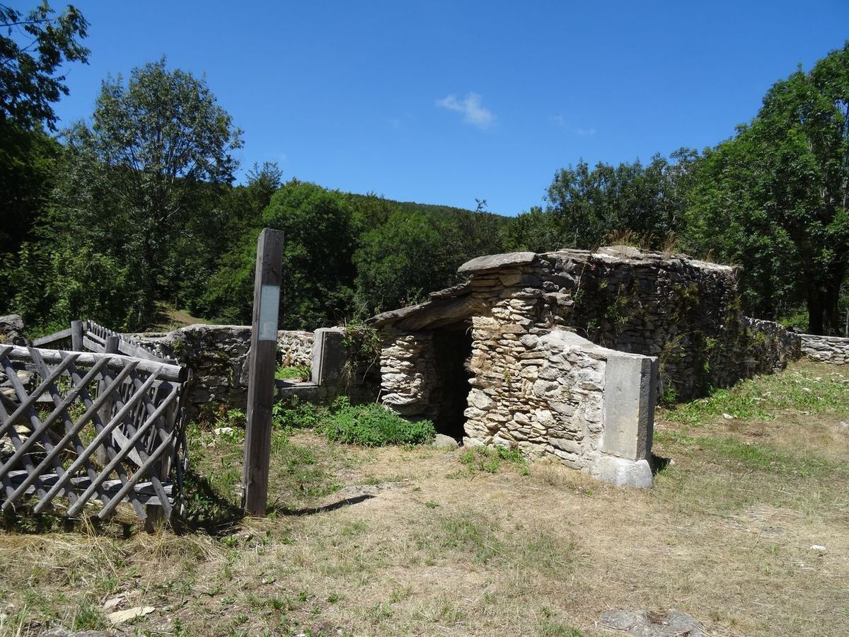 Une petite grotte mystérieuse 
