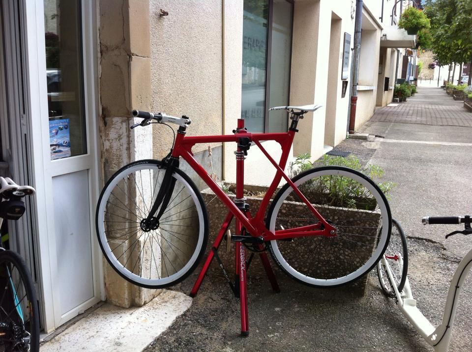 C'est d'abord ce beau fixie rouge qui a attiré notre attention