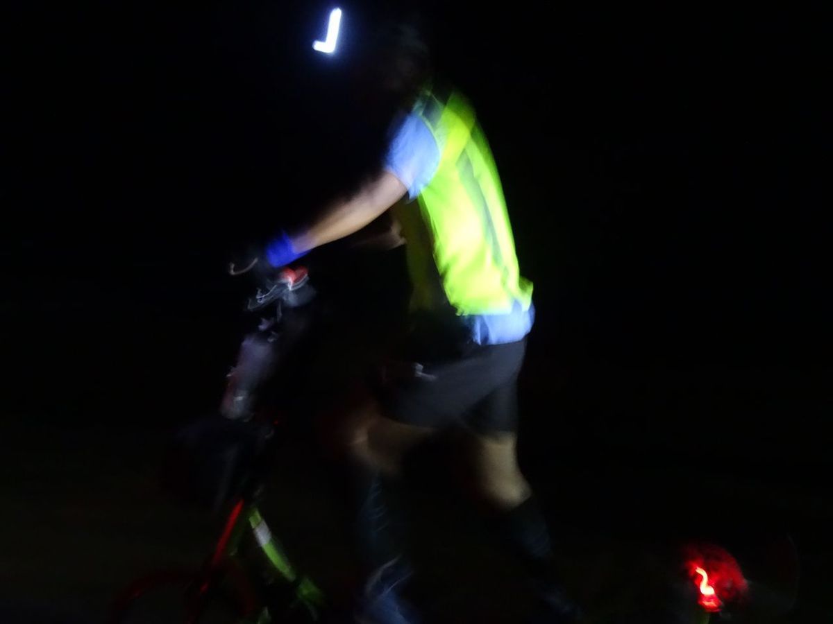 Mais elle est où , la selle ? Le gars va faire 1200 bornes debout sur son elliptigo 