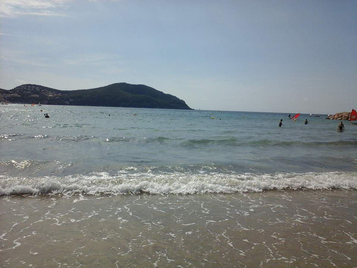 Et trois quatre heures plus tard on se baigne dans la mer ... eau tiède et claire ... 26°C à l'ombre ... 