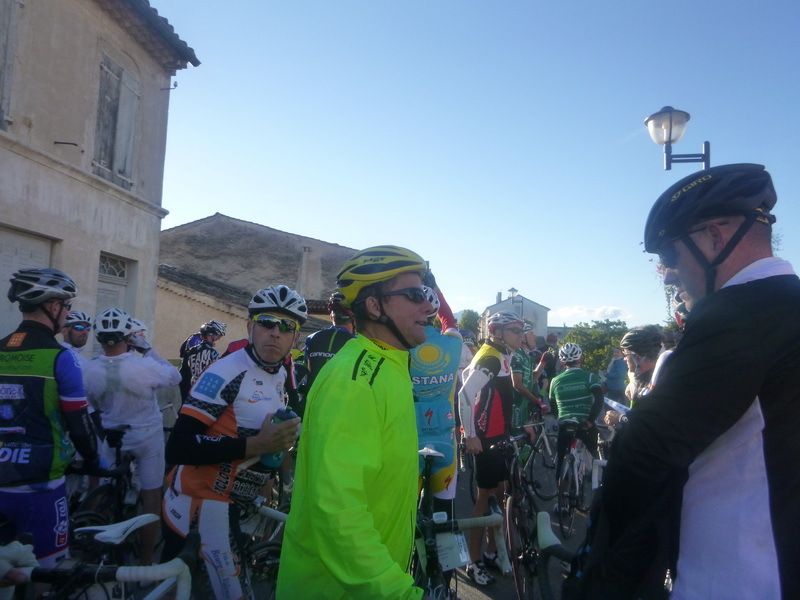 Le monsieur en orange et blanc sur la photo va terminer avec moi ... il habite Bourg comme moi ... 