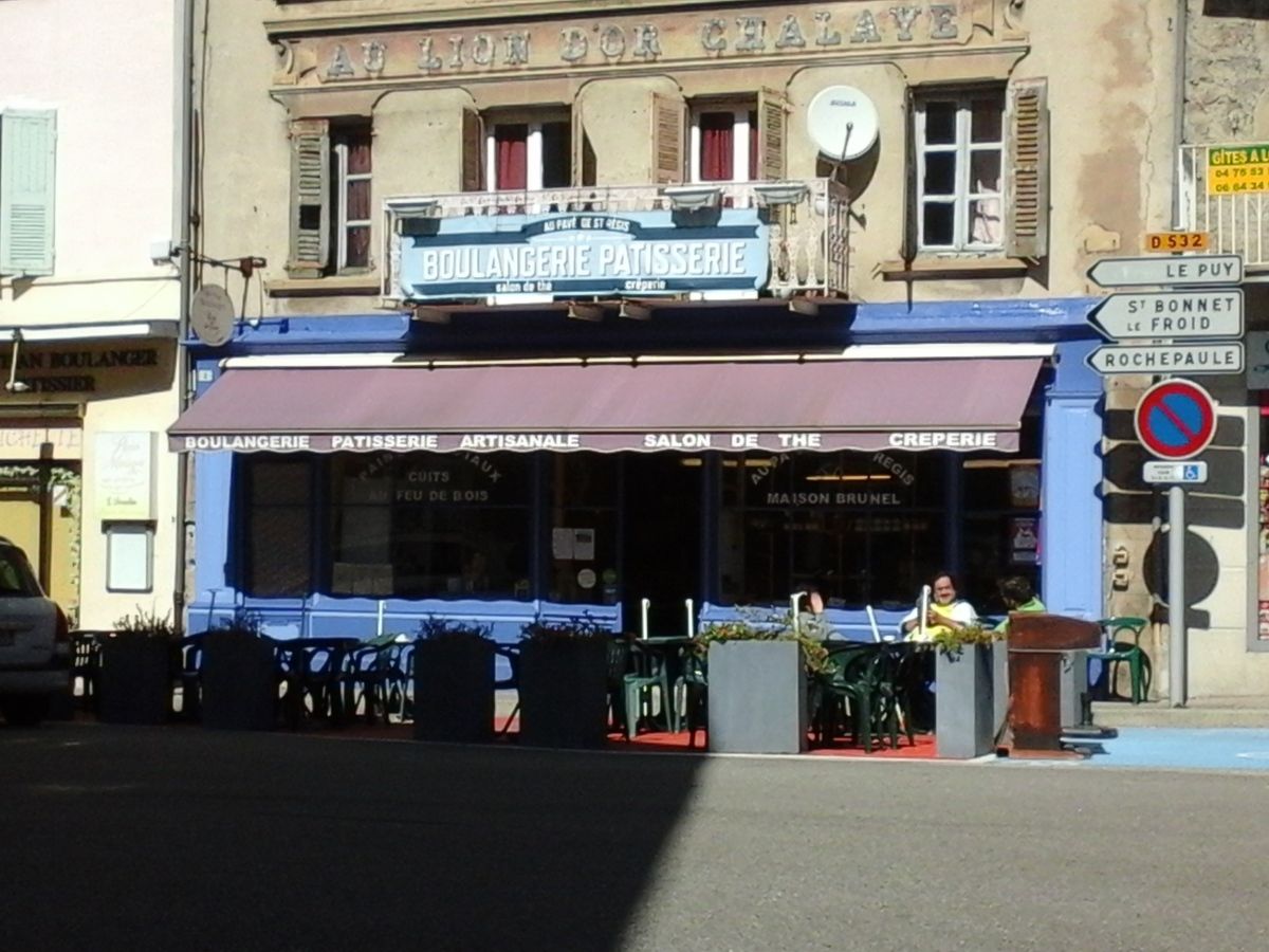 Oooh le salon de thé mythique des pavés de St régis a repeint sa façade ! 