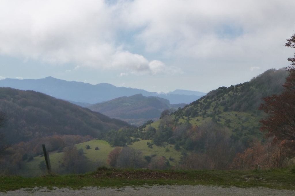 Il fait très beau dans la montée et au sommet je trouve un peu de brouillard et un vent assez fort
