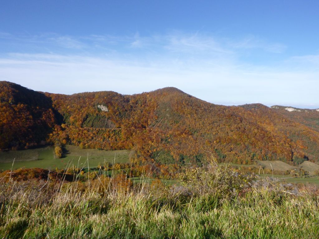 Il fait très beau dans la montée et au sommet je trouve un peu de brouillard et un vent assez fort
