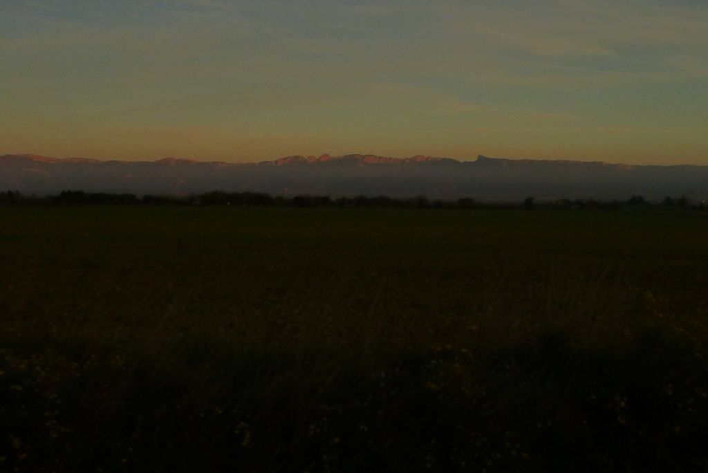 Le village de Charpey un peu féérique à la nuit tombante ... 