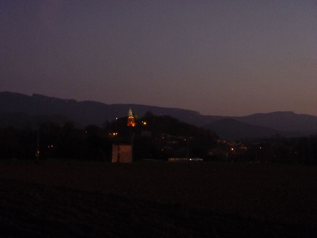 Le village de Charpey un peu féérique à la nuit tombante ... 