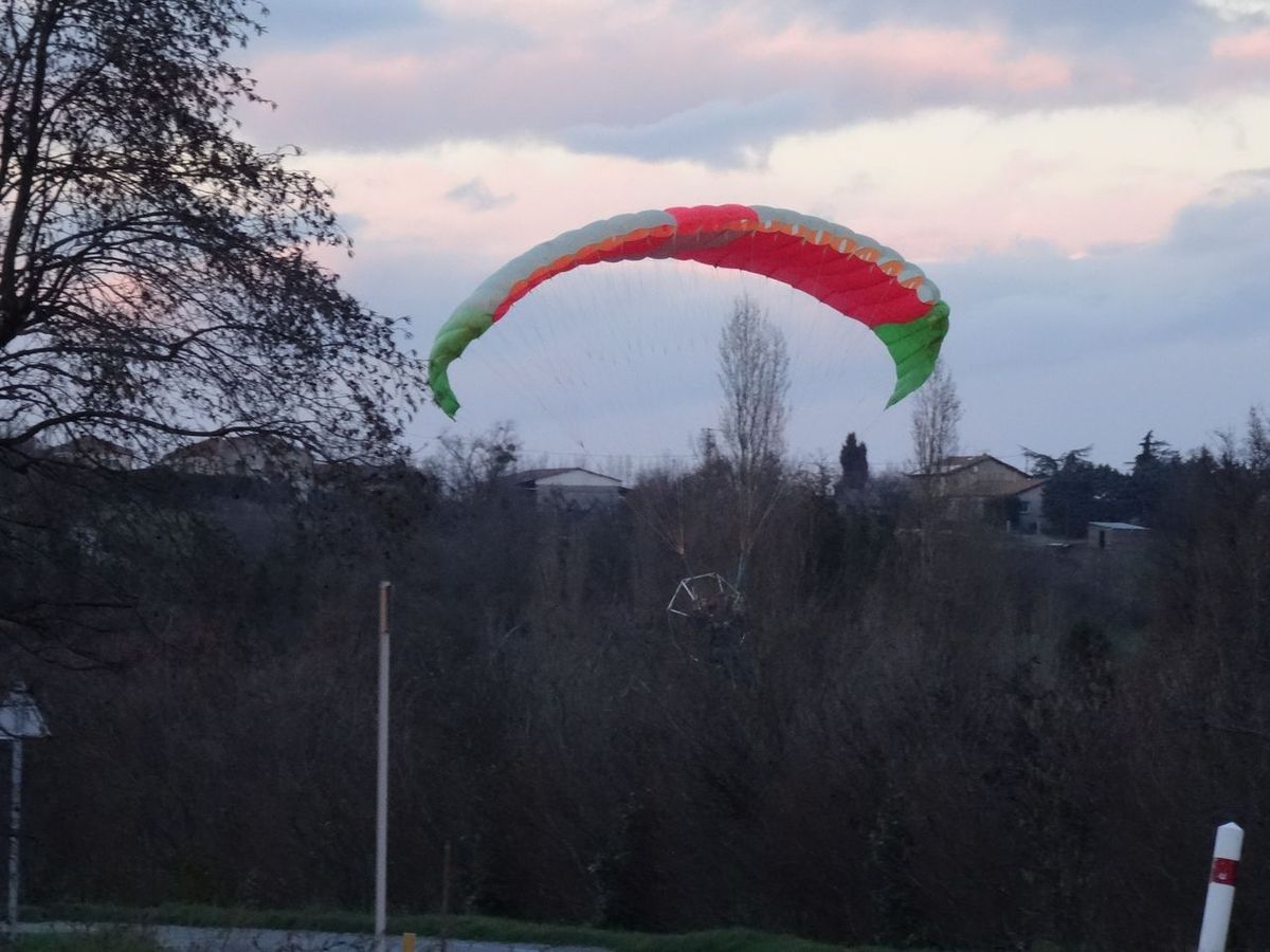 Il y a un parapente à moteur qui fait la course avec moi ! 