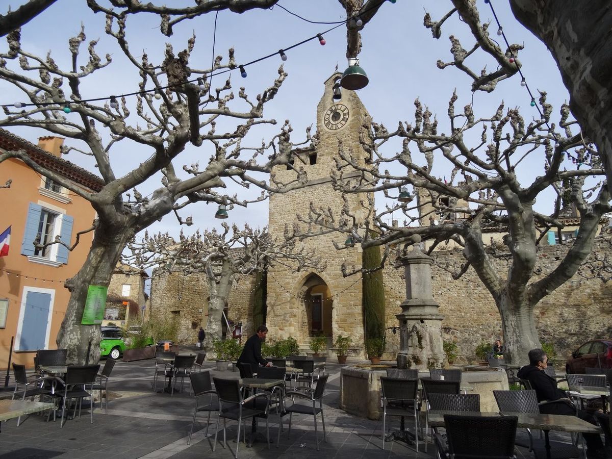 Villedieu ... adorable village ... mais "Noli irritare leonem", nul ne doit irriter le lion !!!