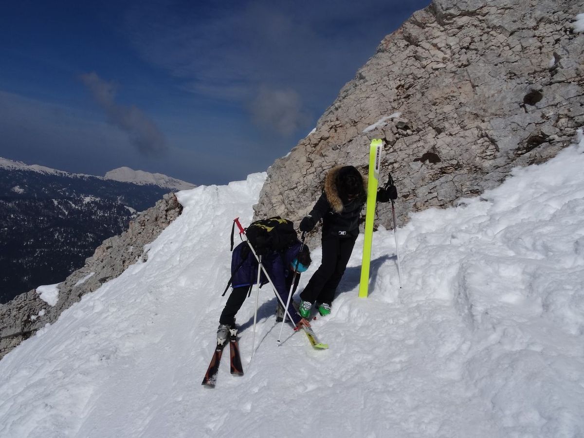 Chaussage des skis ... surtout attention à ne pas les perdre ... 