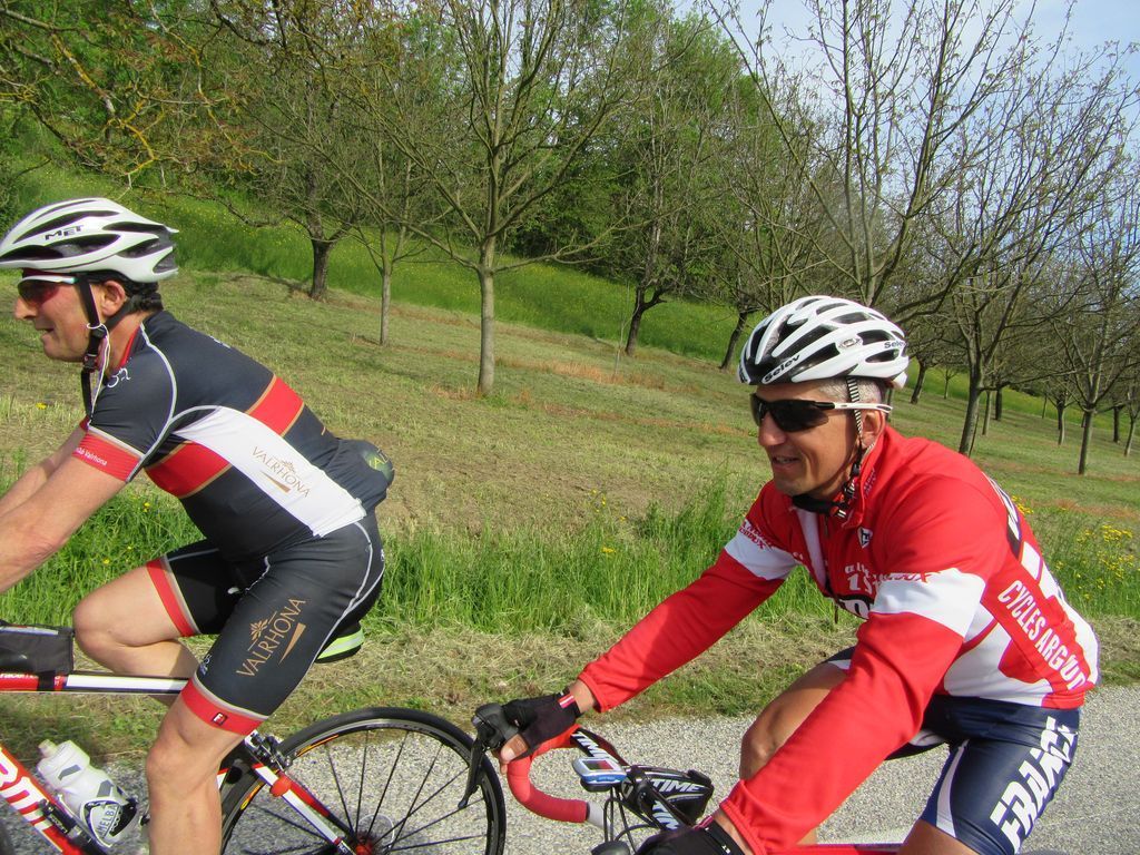 Bel effet des maillots rouges anciens et nouveau sur fond de verdure ;-) 