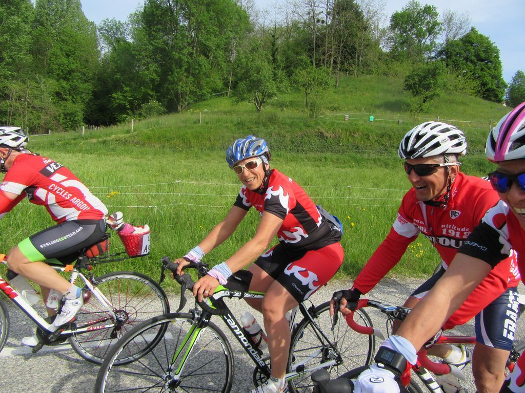 Bel effet des maillots rouges anciens et nouveau sur fond de verdure ;-) 