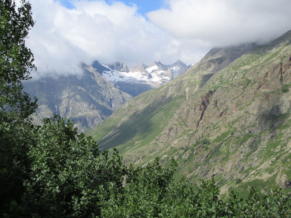 Le refuge et la balade au dessus, avec vue sur le massif du Soreiller 