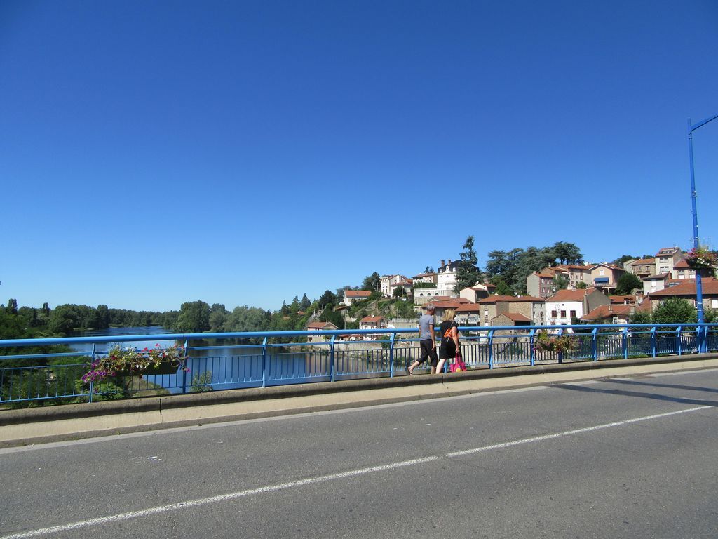 Boën, St Romain le Puy, Sury le Comtal et sa belle entrée ombragée, et la Loire à St Just St Rambert 