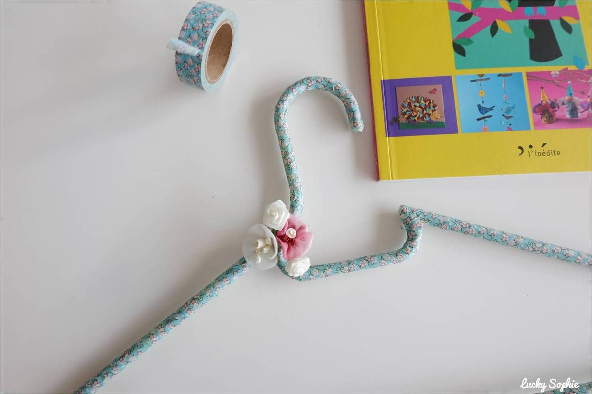 Cintre fleuri décoré au masking tape 🌸 - Lucky Sophie blog famille voyage