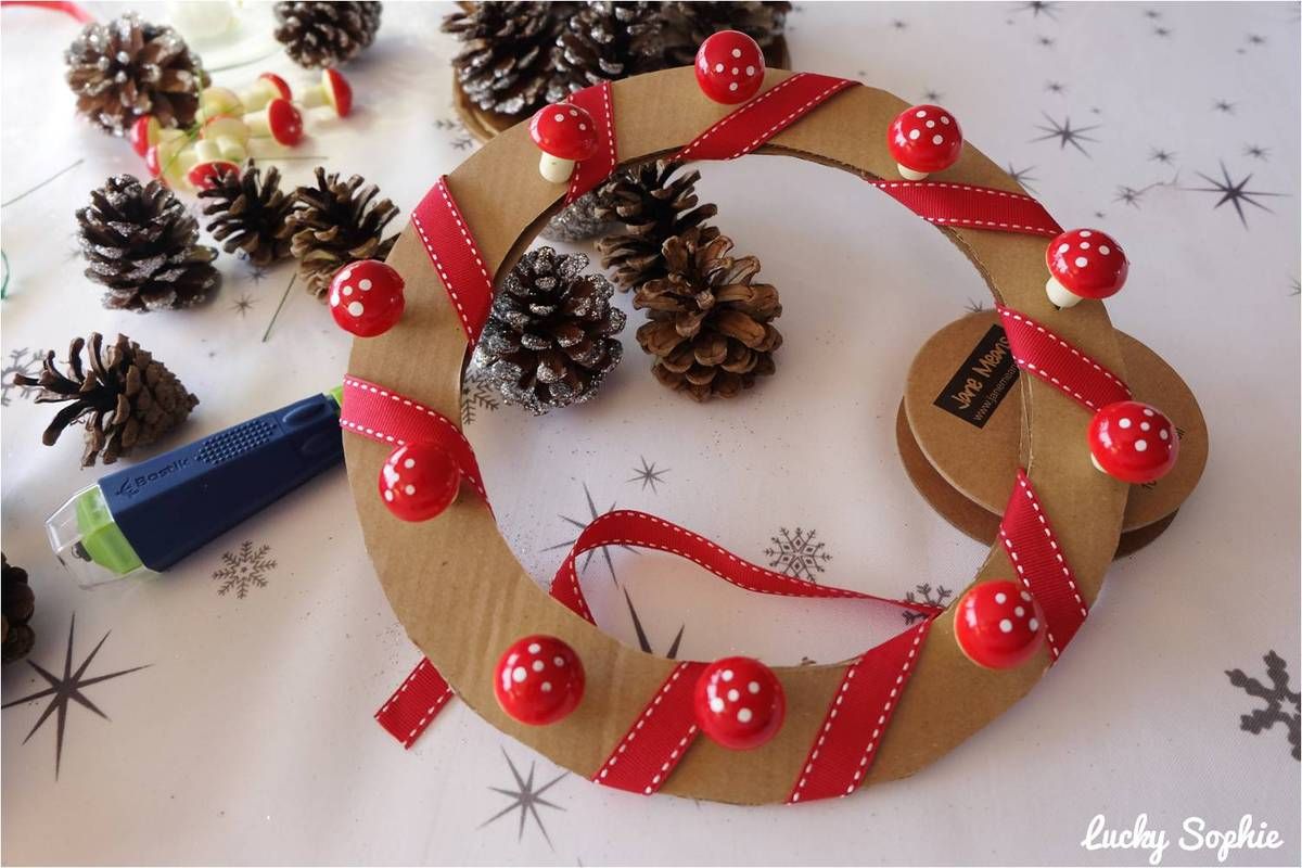 Deco Noel Pomme De Pin A Faire Soi Meme Couronne de pommes de pin DIY - Lucky Sophie blog famille voyage