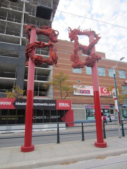 Spadina Avenue, dans Toronto Chinatown. Ces deux poteaux et leurs decorations forment le caractere chinois 'porte' (source : C2 :-) )