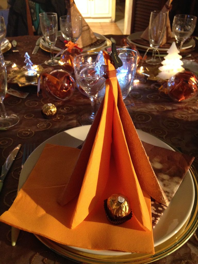 Un petit chocolat pour chaque invité et une boule de Noël pour chacun avec une surprise dedans.