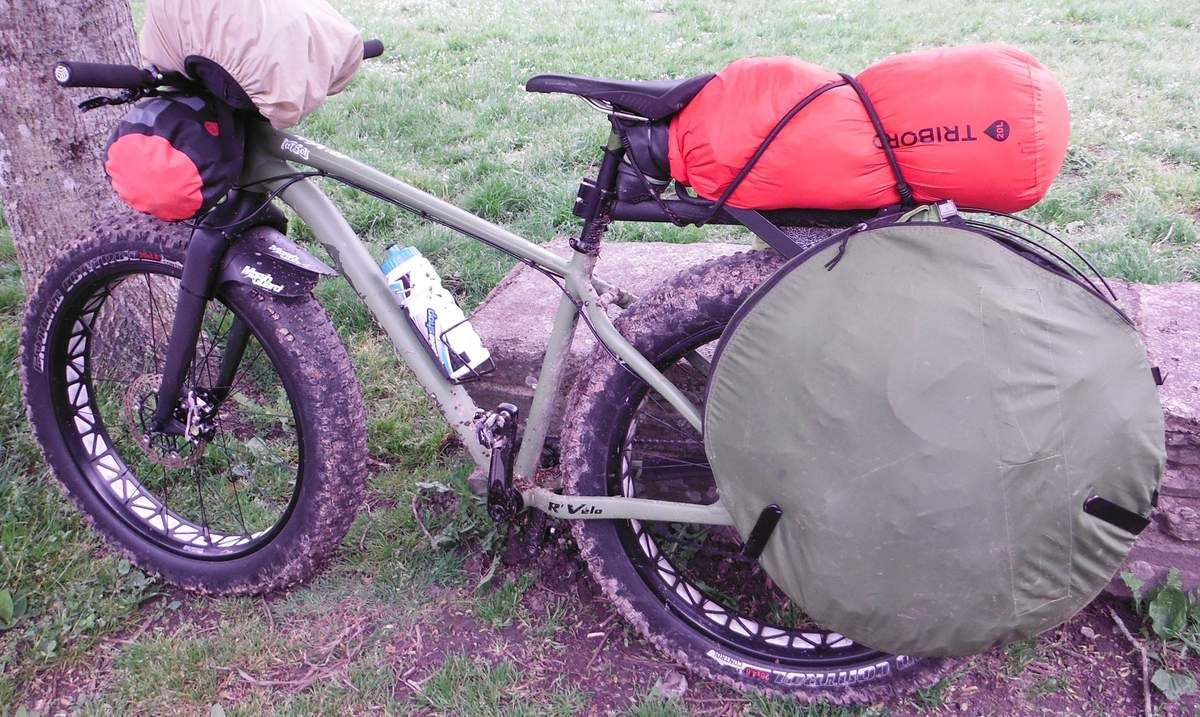 Le propriétaire, un étranger, se reposait sur la terrasse du café à côté.