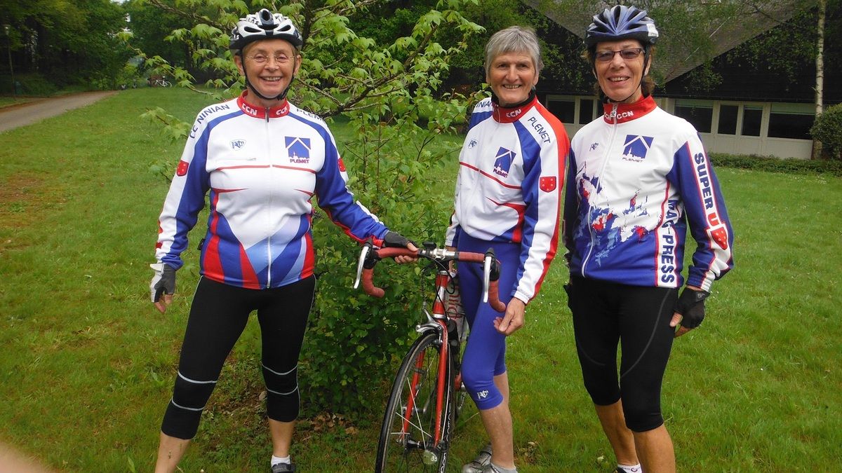 Un trio souriant, donc heureux.