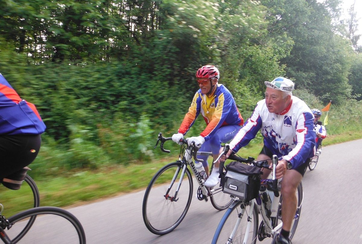 A la sortie de Langourla. Gilles et Francis discutent à ce moment-là de la sécurité et l'insécurité du cycliste. Derrière, notre président supervise.