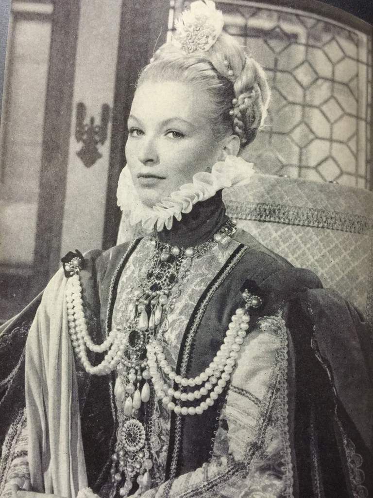 Marina Vlady dans une robe Renaissance pour une reconstitution historique de 1960