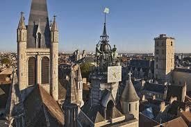 Et la tour de Bar à droite qui surveille Dijon.