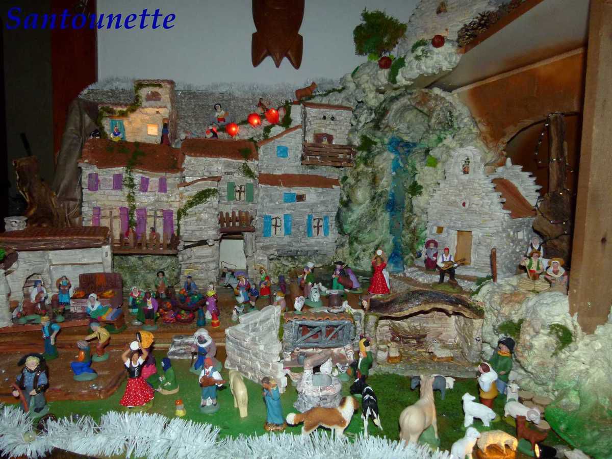 Décoration - Décor présentoir Village de Noël avec figurines et rond –  Bee the One